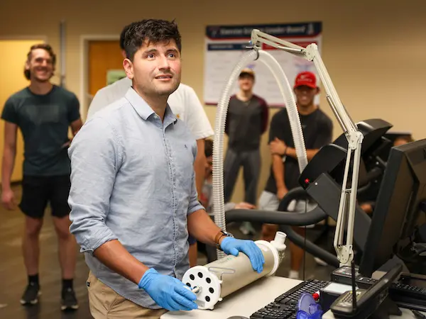 Students walking and talking with eachother on the way from their evening classes.