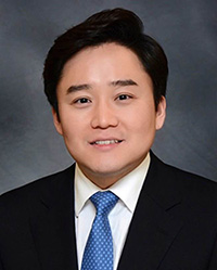 headshot of Dr. Daewoo Lee